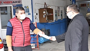 BAŞKAN ÖZ SANAYİ ESNAFINI ZİYARET EDEREK MASKE DAĞITTI