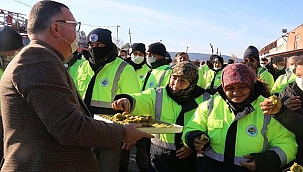 BAŞKAN ARSLAN ELLERİYLE BESLEDİ