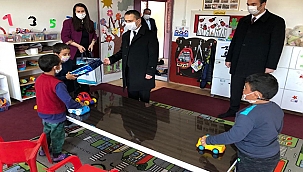 VALİ AKTAŞ KAYADERE KÖYÜ'NDE İLKOKUL ÖĞRENCİLERİNİ ZİYARET ETTİ