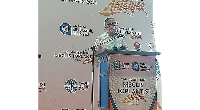 BAŞKANLARA PLAKET TAKDİM ETTİ