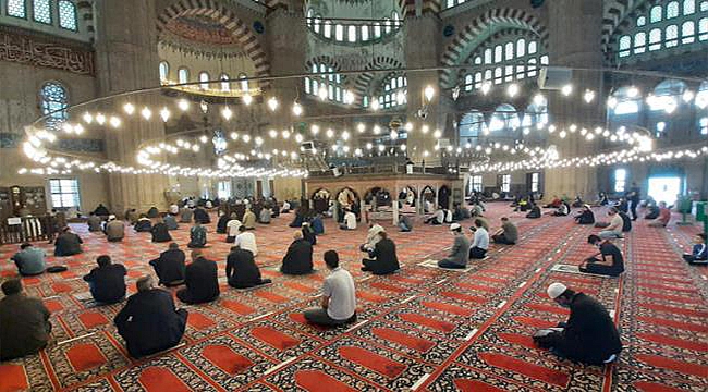 BAYRAM NAMAZI CAMİLERDE KILINACAK