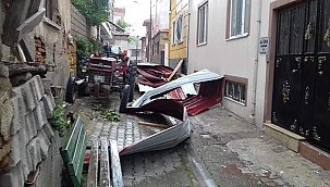 KÜÇÜKKUYU'DA ÇATI UÇTU