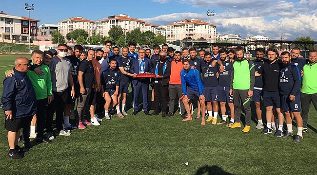 BAŞKAN ARSLAN'DAN FUTBOLCULARA BAKLAVA İKRAMI