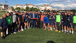 BAŞKAN ARSLAN'DAN FUTBOLCULARA BAKLAVA İKRAMI