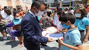 VALİ AKTAŞ, ÖĞRENCİLERİN KARNE SEVİNCİNE ORTAK OLDU