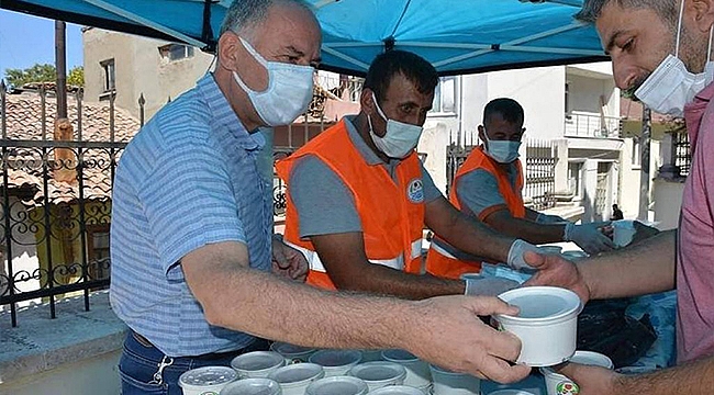 LAPSEKİ'DE AŞURE DAĞITILDI