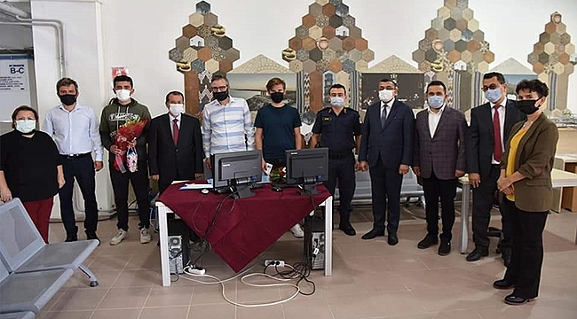 BAŞKAN ÖZ, ÜNİVERSİTEYE KAYIT YAPTIRAN ÖĞRENCİLERLE BULUŞTU