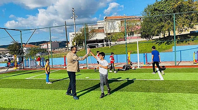 BAŞKAN ÖZ, YENİ HALI SAHADA ÇOCUKLARLA MAÇ YAPTI