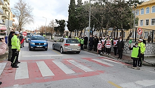 "OKUL GEÇİDİ GÖREVLİSİ" ÖĞRENCİLER VAZİFE BAŞINDA