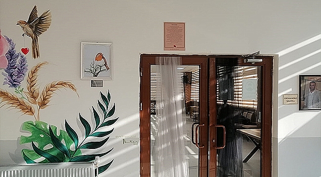 RESSAM KAPUSUZ'UN RESMİ, ERCAN ADSIZ SALONU'NA ASILDI