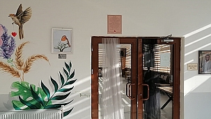 RESSAM KAPUSUZ'UN RESMİ, ERCAN ADSIZ SALONU'NA ASILDI