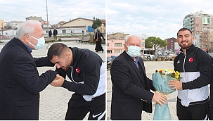 ŞAMPİYON, BAŞKAN YILMAZ'IN ELİNİ ÖPTÜ