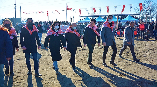 ''9. GELENEKSEL LAPSEKİ FOLKLORİK DEVE GÖSTERİLERİ DÜZENLENDİ''