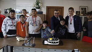 BAŞKAN ARSLAN TEK TEK TEBRİK ETTİ