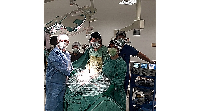 BÖBREĞİNDEN 3 KİLO AĞIRLIĞINDA TÜMÖR ÇIKARILDI