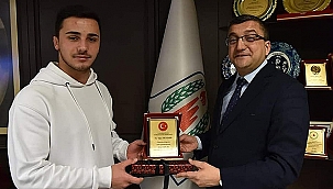 "GURURLU VE MUTLUYUZ"