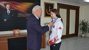 BAŞKAN YILMAZ, ŞAMPİYON DİNÇ İLE BİR ARAYA GELDİ