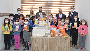 LAPSEKİ'DE KÜTÜPHANELERE KİTAP BAĞIŞI YAPILDI