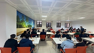 VALİ AKTAŞ, İFTARDA LİSELİ GENÇLERE MİSAFİR OLDU