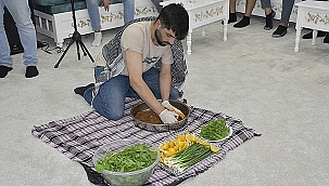 ÜNİVERSİTELİ ÖĞRENCİLER ÇİĞ KÖFTE YOĞURDU