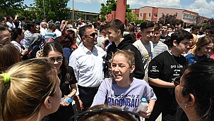 BAŞKAN ERDOĞAN ÖĞRENCİLERİN SINAV HEYECANINI PAYLAŞTI