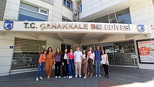 BAŞKAN GÖKHAN KARDEŞ KENTTEN GELEN STAJYER ÖĞRENCİLERİ MAKAMINDA AĞIRLADI