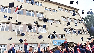 BAŞKAN ÖZ MEZUNİYET TÖRENİNE KATILDI