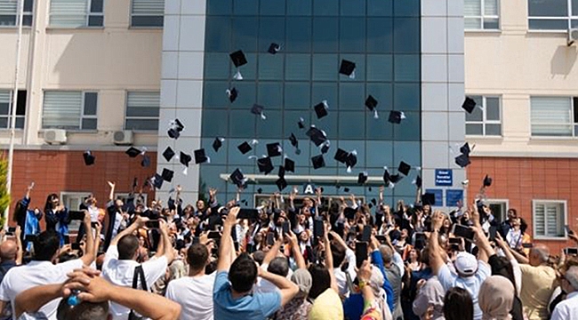 ÇOMÜ GÜZEL SANATLAR FAKÜLTESİ MEZUNİYET TÖRENİ GERÇEKLEŞTİRİLDİ