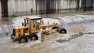 BELEDİYE EKİPLERİ KOCABAŞ ÇAYINI TEMİZLİYOR