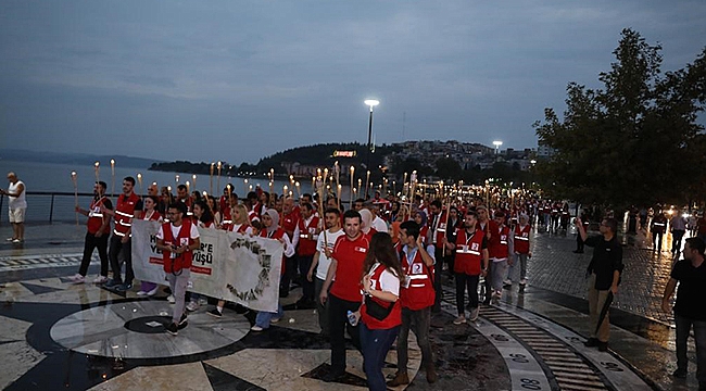 ŞEHİTLERİ ANMA PROGRAMI, MEŞALE YÜRÜYÜŞÜ İLE BAŞLADI