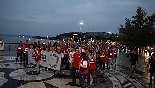 ŞEHİTLERİ ANMA PROGRAMI, MEŞALE YÜRÜYÜŞÜ İLE BAŞLADI