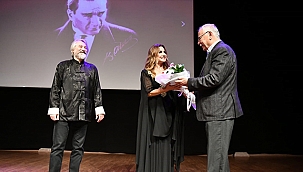 HEM SANATÇILAR HEM ŞARKILAR MEST ETTİ