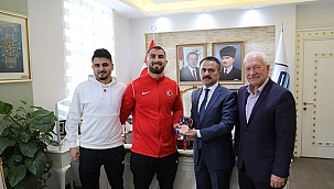 MİLLİ GÜREŞÇİ FEYZULLAH AKTÜRK, VALİ AKTAŞ'I ZİYARET ETTİ