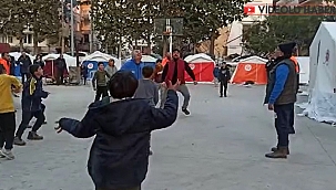 DEPREM BÖLGESİNDE ÇOCUKLARLA MAÇ YAPTILAR