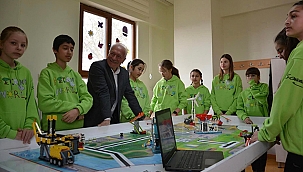 BAŞKAN YILMAZ ROBOTİK TAKIMINI ZİYARET ETTİ