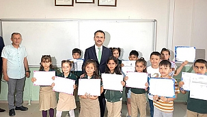 VALİ AKTAŞ, ÇARDAK İLKOKULUNDA ÖĞRENCİLERİN KARNE HEYECANINA ORTAK OLDU