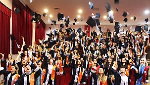 ÇANAKKALE SOSYAL BİLİMLER MYO'DA MEZUNİYET SEVİNCİ