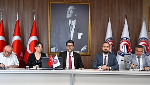 REKTÖR ERENOĞLU ÇOMÜ'NÜN YÖNETİCİ SEKRETERLERİ İLE BİR ARAYA GELDİ