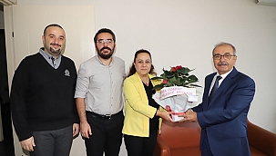 BAŞKAN ÖZACAR'DAN ÖĞRETMENLERE ÇİÇEK