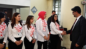 REKTÖR ERENOĞLU HASTANEDE ÇALIŞAN ÖĞRENCİLERİ ZİYARET ETTİ