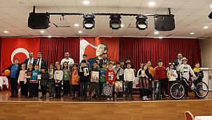 BAYRAMİÇ BELEDİYESİ'NDEN ÖĞRENCİLERE KARNE HEDİYESİ