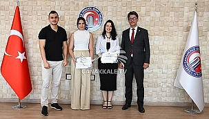 ÇOMÜ'LÜ AKADEMİSYENLERE BELGE VE HEDİYE TAKDİMİ