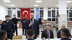 VALİ TORAMAN İFTAR PROGRAMINDA JANDARMA ERLERLE BİR ARAYA GELDİ