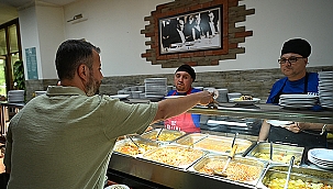 MERHUM BAŞKAN FERDİ ZEYREK HAYRINA ÜCRETSİZ YEMEK İKRAM EDİLDİ