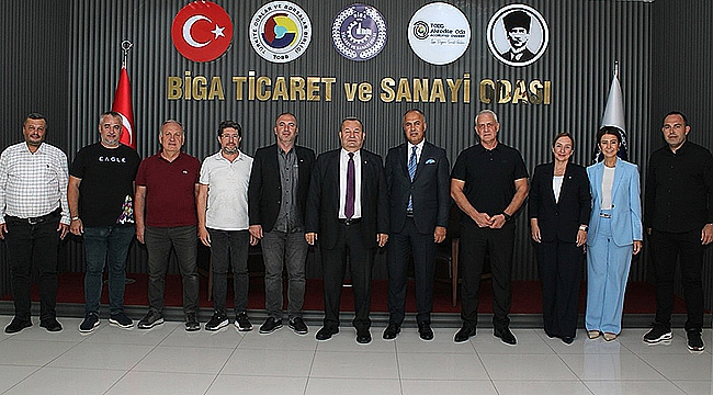 BİGA İLÇE MİLLİ EĞİTİM MÜDÜRÜ ERKAN BİLEN'E PLAKET TAKDİMİ