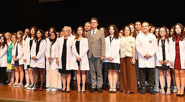  ÇOMÜ TIP FAKÜLTESİ BEYAZ ÖNLÜK TÖRENİ YAPILDI