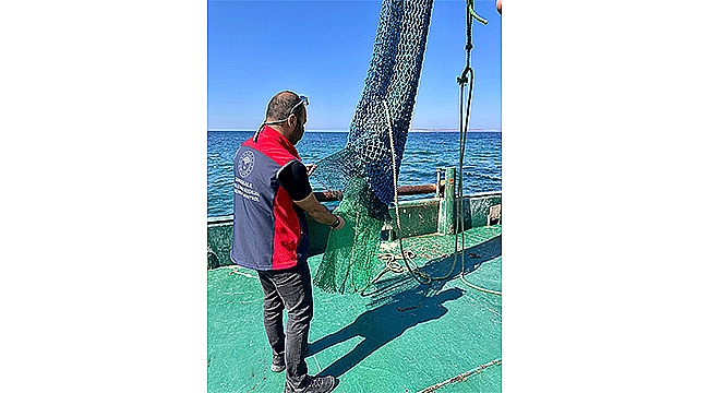 KUZEY EGE'DE MEVZUATA AYKIRI BALIKÇI GEMİSİNE YAPTIRIM