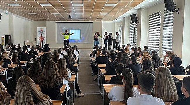 JANDARMA EKİPLERİNDEN ÖĞRENCİLERE TRAFİK VE GÜVENLİ SÜRÜŞ EĞİTİMİ