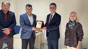  REKTÖR PROF. DR. ERENOĞLU'NDAN ALİ ATAK'A TEŞEKKÜR PLAKETİ