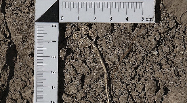 TROYA'DA 4 BİN 500 YILLIK ALTIN BROŞ VE YEŞİM TAŞI BULUNTUSU ORTAYA ÇIKARILDI